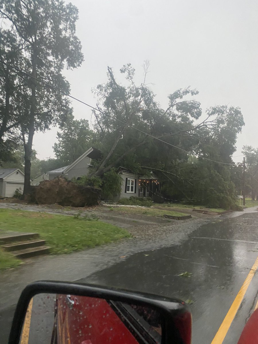 ARsevereweather's tweet photo. Large tree uprooted and on top of a house..Prince Street in Conway @KATVToddYak @KATVBarry @NWSLittleRock #ARWX https://t.co/pFm00deAOq
