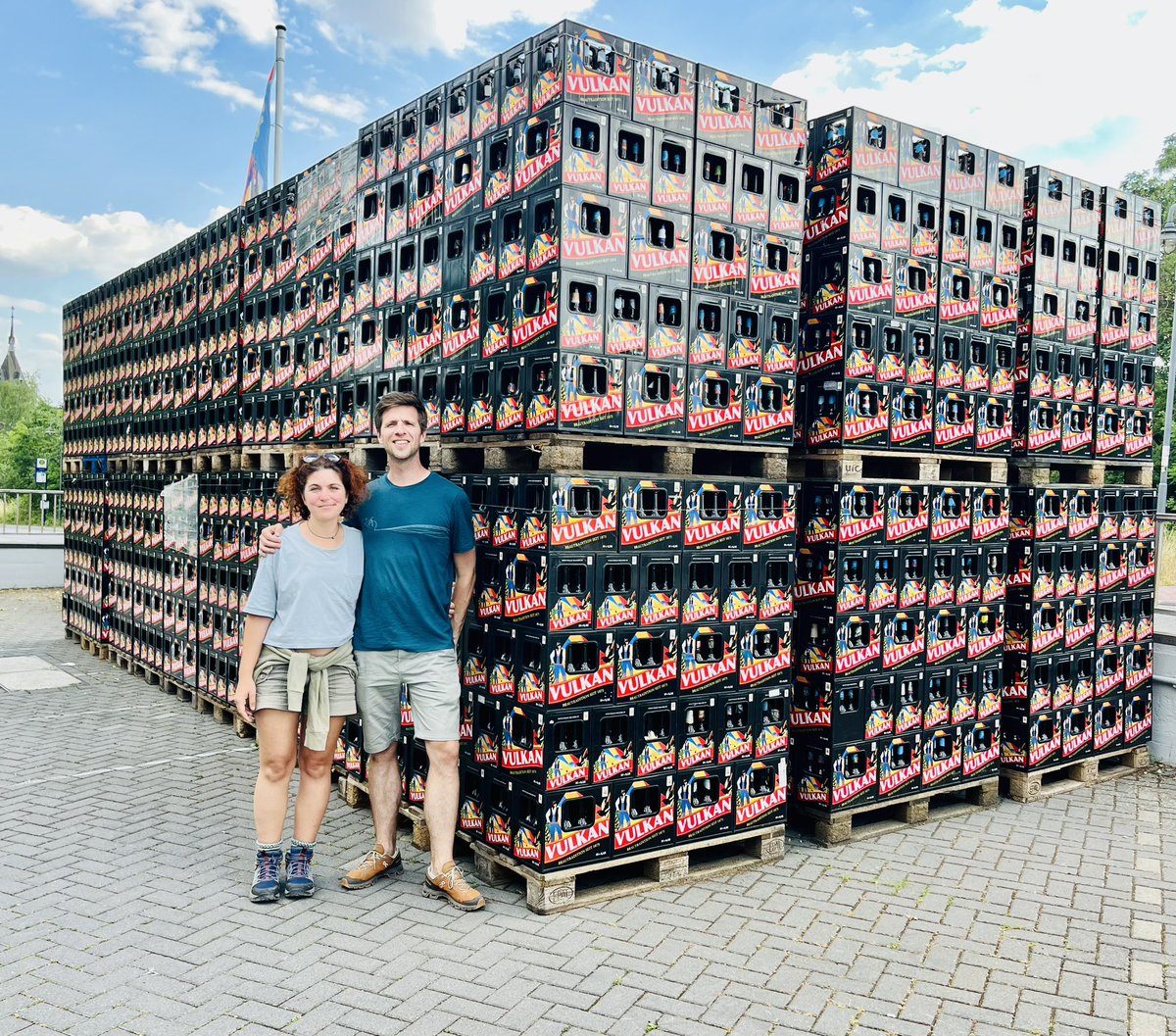 Geoceanic's tweet photo. Preparations for the 2nd post-cruise meeting of @JRSO_IODP #Exp392 hosted by @UUEarthSciences are underway. Spent this past weekend with @peterbijlWilkes volcano hunting around the Eifel, Germany for our post-meeting excursion.
🌋⛴️ 🇿🇦🦖☄️🧫🪨🔬🇳🇱 🇩🇪 https://t.co/r4BsMtv5Zo