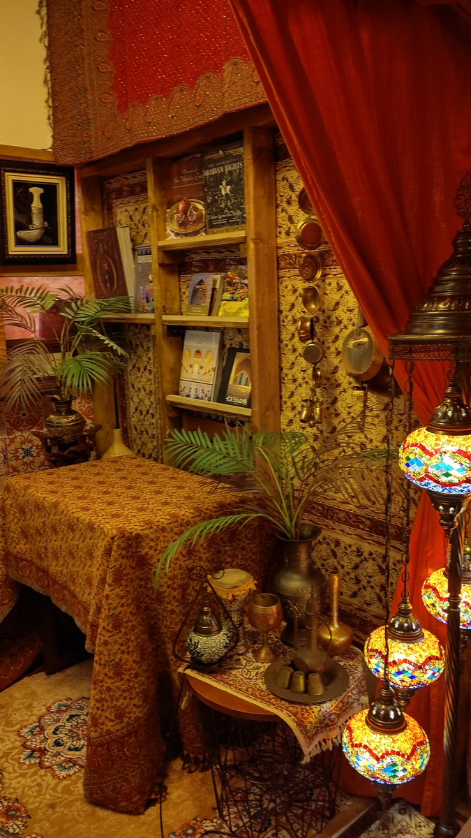 今回カリムを祝ったお 部屋  
✨【BASRAH / バスラ】✨さん 
<a href="/RS_Basrah/">バスラ</a>

店主さんが拘ったアラビア家具 とか小物がいっぱい飾られててまさにスカラビア🕌
見学しに行った時イメージピッ タリすぎて感動した☀️
有名なザクロさんの所のランプもあったよ👍

(１/４）