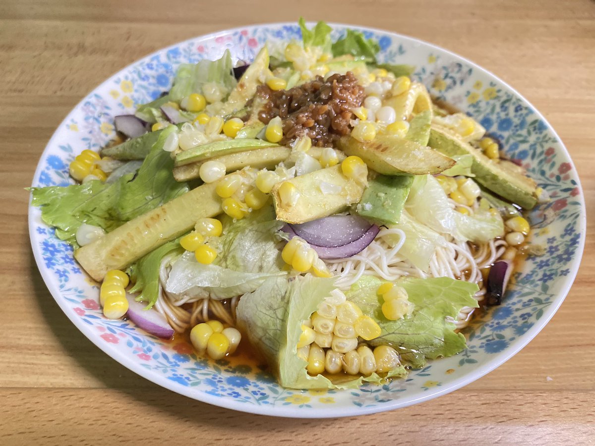 BerryMizuno's tweet photo. おはよう能登🌞
自然栽培の旬のお野菜を使ってパスタ風そうめんを作って食べました😋
ズッキーニ、レタス、とうもろこし、赤玉ねぎ、トッピングは味噌麹を。
身体が喜ぶスタミナフード！！これから能登は夏野菜がじゃんじゃか登場してきますよ♪ https://t.co/Bgm7hGJ6cw