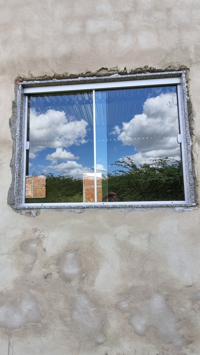 PastorSandson's tweet photo. Estamos cada vez mais perto de termos o nosso primeiro culto na nova IASD Parque Universitário. Hoje foi o dia de colocarmos o piso de cimento e as janelas de vidro!

#DistritoCOHAB
#TerraDeProezas https://t.co/OekzPI0ols
