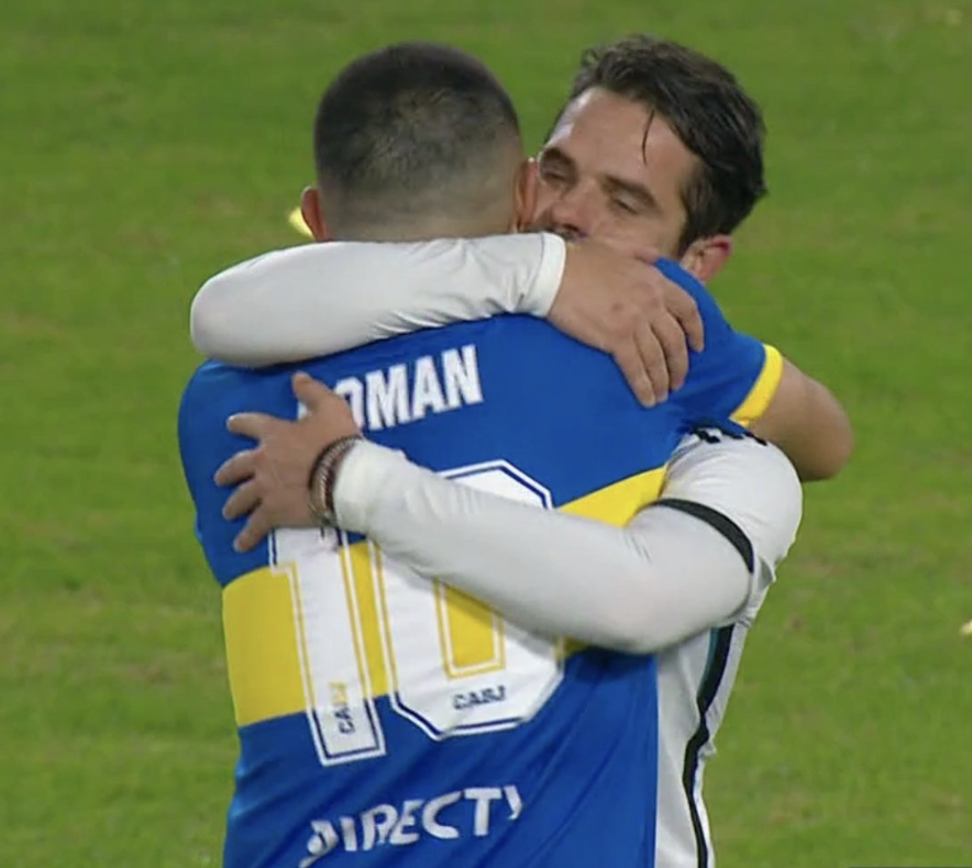 la12tuittera's tweet photo. El abrazo ente #Gago y Román👏🏻 https://t.co/wsEx1rQ1Dv