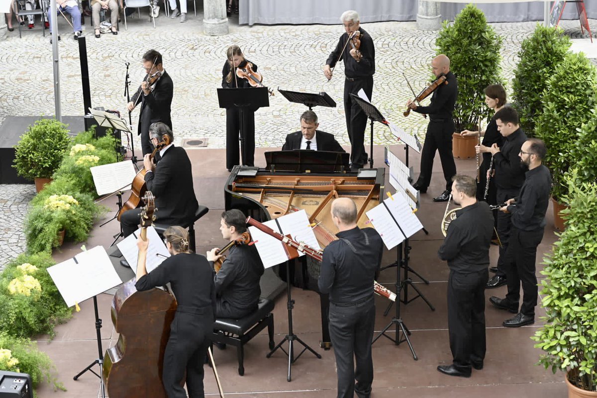 EggnerTrio's tweet photo. #klassikimburghof #klagenfurt #eggnertrio #ensembleminui #openair #beethoven #tripelkonzert #czerny #tschaikowsky #klaviertrio #pianotrio https://t.co/cgb8mEpKhH