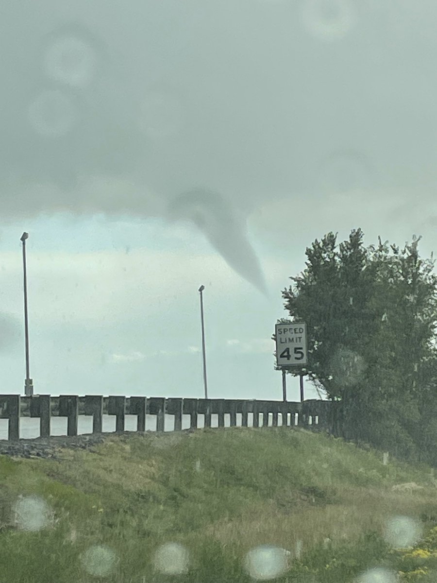 audralovatic's tweet photo. @nynjpaweather Just spotted a possible tornado forming in Raritan NJ! https://t.co/0fyIVRaRft