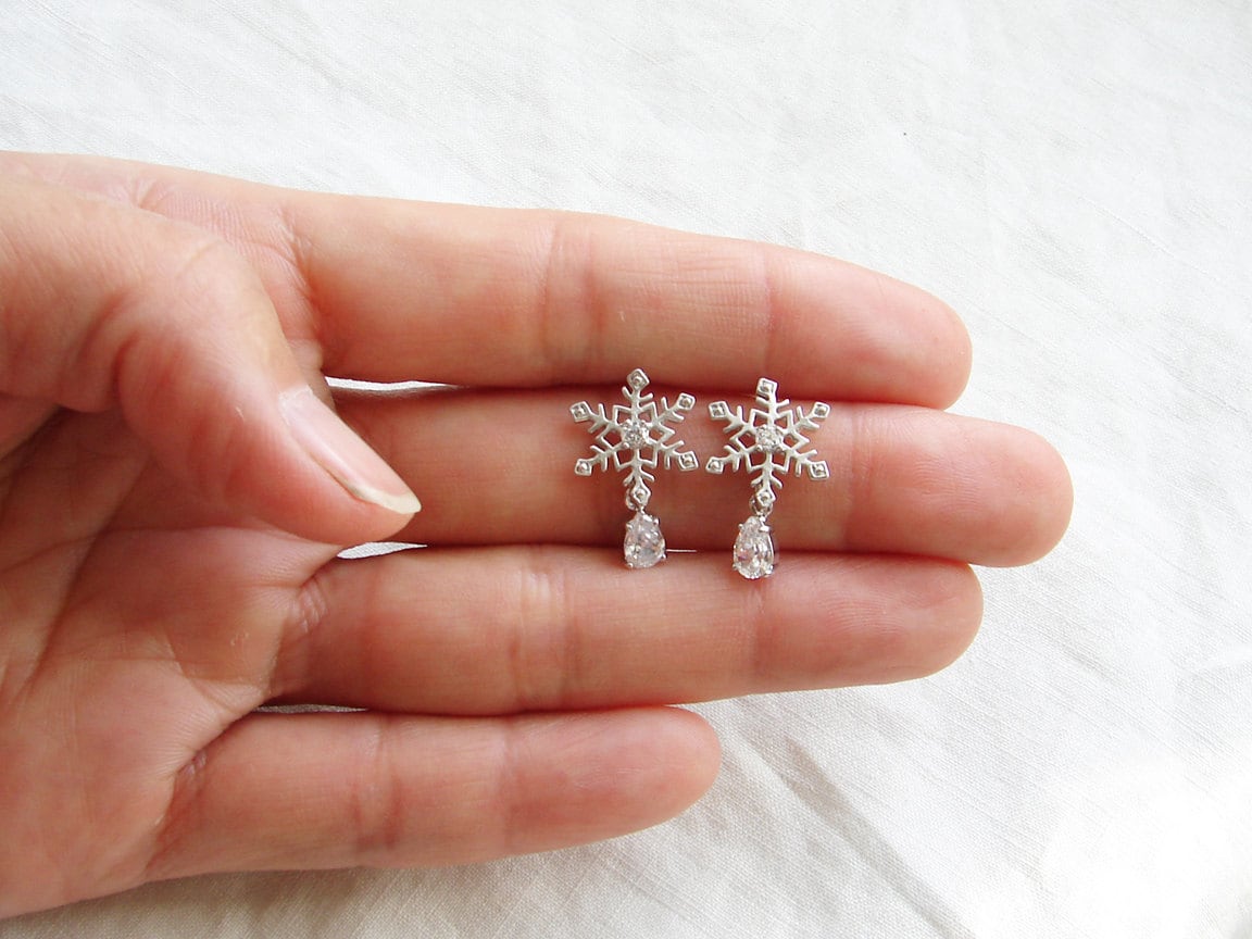 JewelryByMikako's tweet image. Snowflake Earrings ~Silver. Tiny Cubic Zirconia Teardrop Charm. Holiday Gift. Simple Modern Jewelry by PetitBlue tuppu.net/3b52d422 #Etsy #PetitBlue #SilverSnowflake