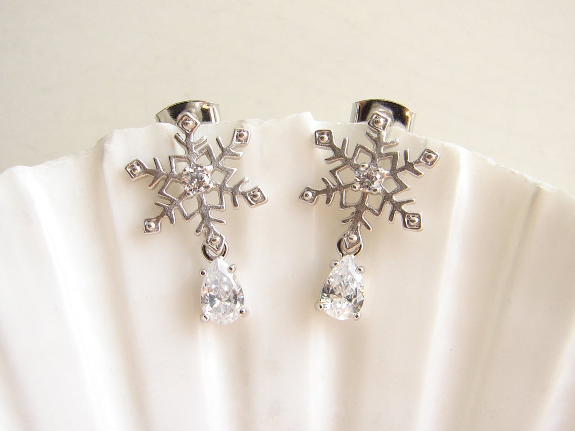 JewelryByMikako's tweet image. Snowflake Earrings ~Silver. Tiny Cubic Zirconia Teardrop Charm. Holiday Gift. Simple Modern Jewelry by PetitBlue tuppu.net/3b52d422 #Etsy #PetitBlue #SilverSnowflake