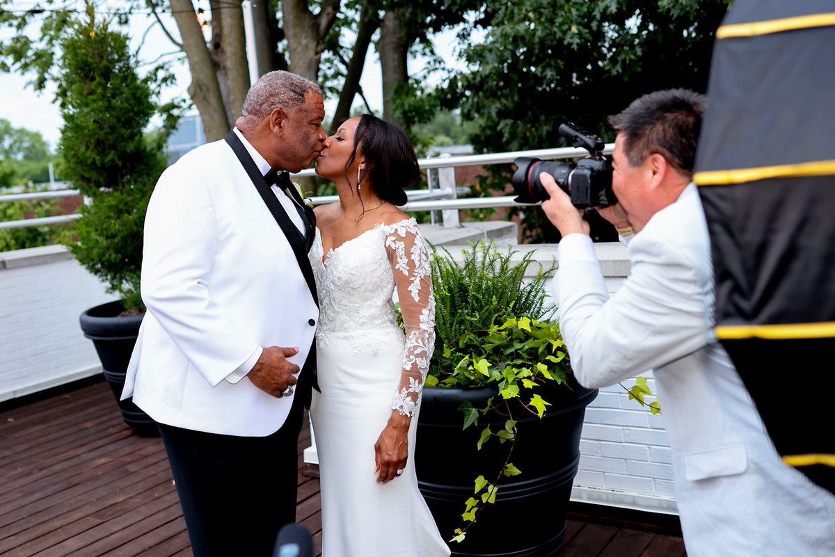 DrMikeUK's tweet photo. Exhausting but exhilarating weekend, but such an honor and what a fun time I had rubbing elbows with Kentucky football royalty while shooting the spectacular @vincemarrow wedding. Congrats, Big Dawg and Renee…it was beautiful!!! https://t.co/08peKYB2fU