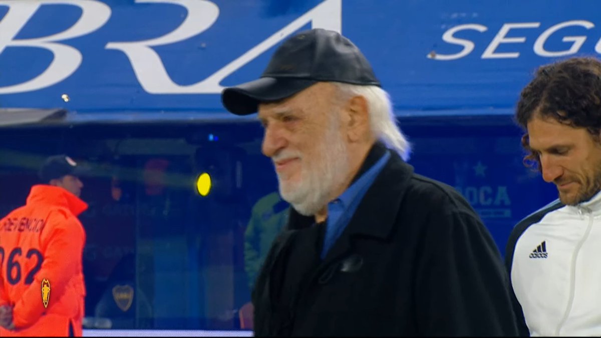 la12tuittera's tweet image. #Riquelme a #Basile "Es el mas lindo de esta noche, me ha enseñado como deportista y cómo es la vida, lo quiero mucho Coco, me costó mucho encontrarlo".