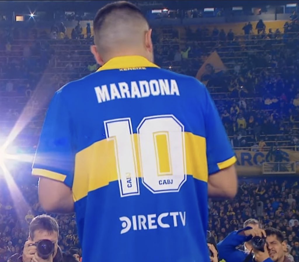 En su partido despedida, Diego usó la 10 de Riquelme.

22 años después, Riquelme usa en su partido despedida 10 del Diego.

Ambos con la de Boca y en La Bombonera.

Qué privilegio tan enorme.