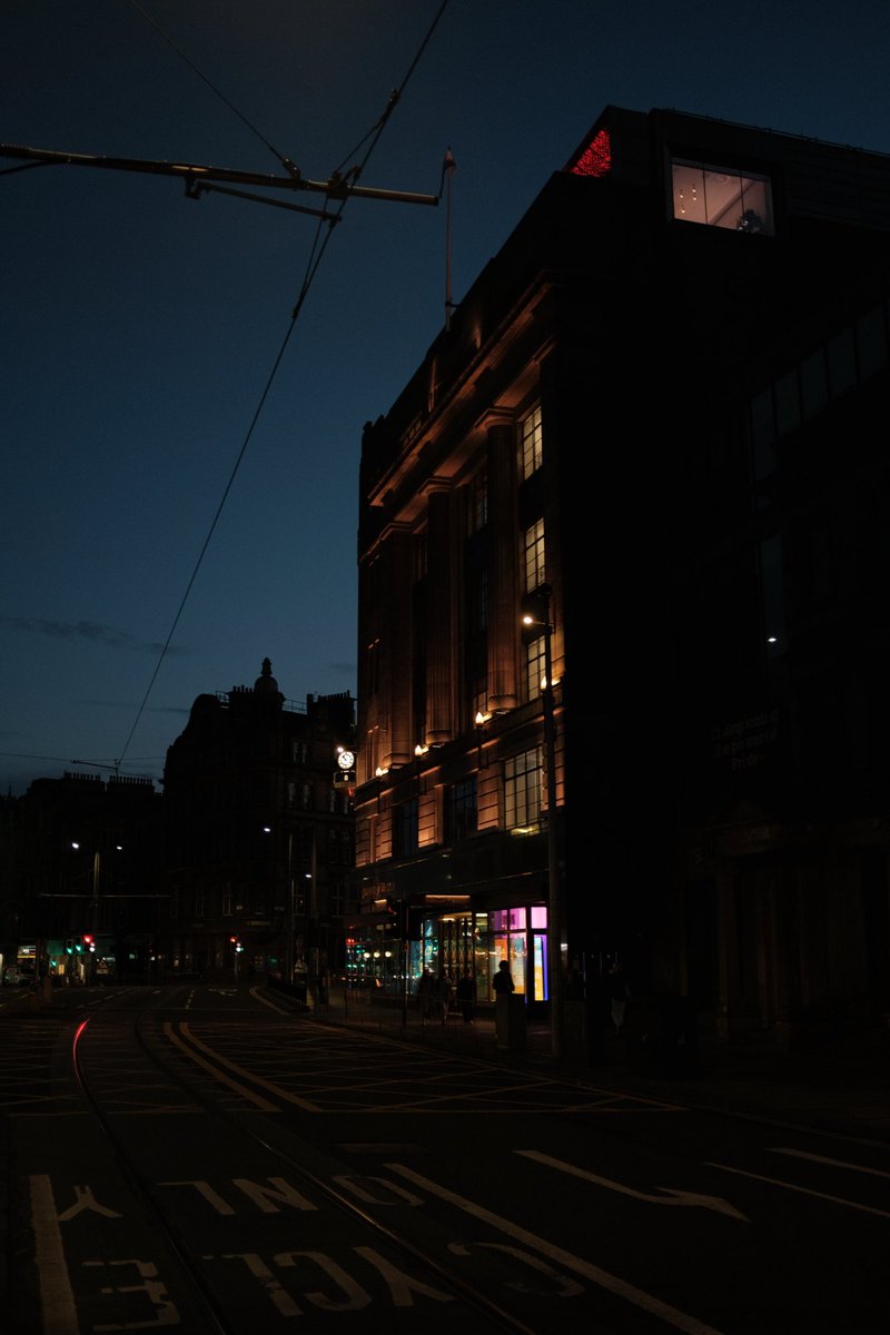 darksn0ww's tweet photo. Edinburgh just has something about it https://t.co/pzMIw0U96w