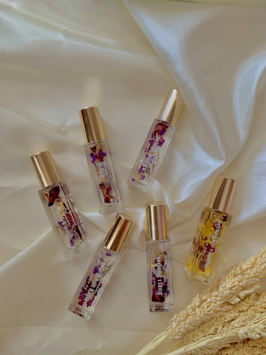 HanifaFitri's tweet photo. Assalamualaikum 🌼
Alhamdulillah, perfume oil dengan signature scent made by me, sudah launching dan sudah ready di toko oren✨
- Muslimah Friendly 
- No Alcohol
- Natural
- Soft Scent 🤍 https://t.co/dMndVPEcbQ