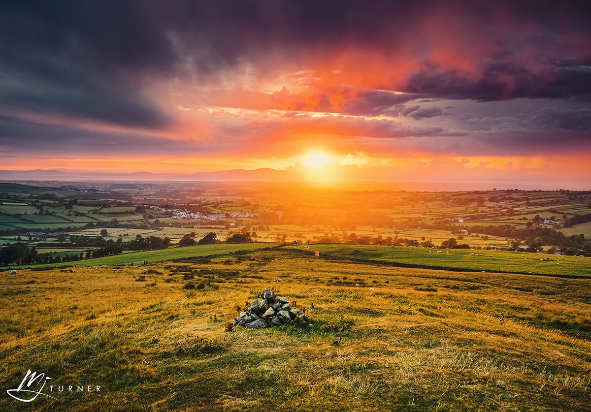 After a soaking walk in the Uldale Fells yesterday evening, I was treated to this sensational sunset from Green How, Aughertree Fell.

Sunsets after the rain are always the best 🔥

#GreenHow #AughertreeFell #LakeDistrict #Cumbria #Sunset #LakeDistrictNationalPark #Landscape