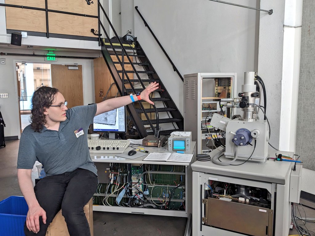 Now at @crowd_supply #teardown2023: @nanographs is doing a focused ion beam and electron microscope demonstration to look at an ice40 FPGA! ⚡🔬✨