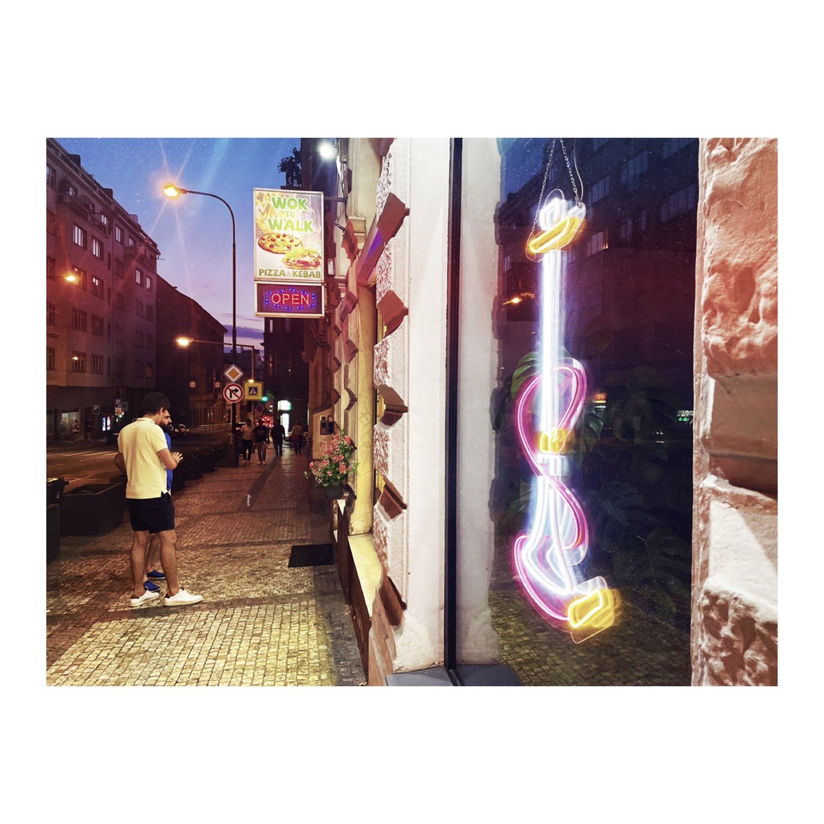 « Open »
…
📷 @rgkarkovsky 

#streetphotography #neonphotography #sign #city #streetphotographers #writersofinstagram #photographersofinstagram #lensculture #ostend