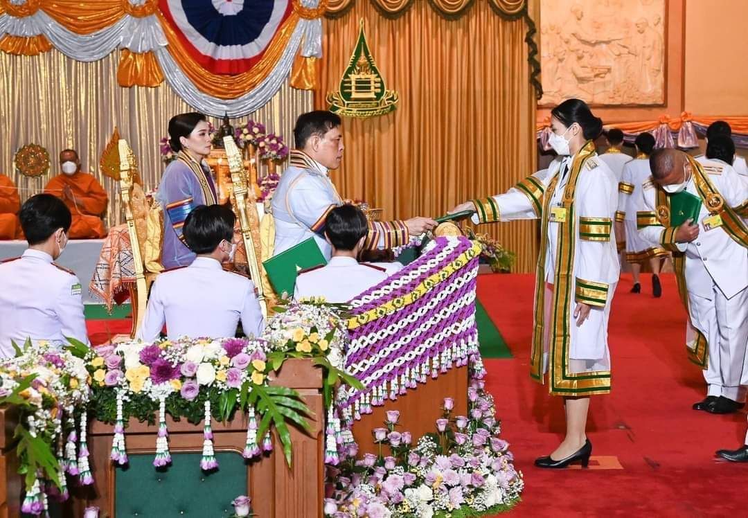 army_greenbrain's tweet photo. พระบาทสมเด็จพระเจ้าอยู่หัว และสมเด็จพระนางเจ้าฯ พระบรมราชินี เสด็จพระราชดำเนินไปในการพระราชทานปริญญาบัตรแก่ผู้สำเร็จการศึกษาจากมหาวิทยาลัยสุโขทัยธรรมาธิราช ประจำปีการศึกษา 2563 และ 2564 : https://t.co/r7xfXmpjyN https://t.co/0M6JZ5jgSe
