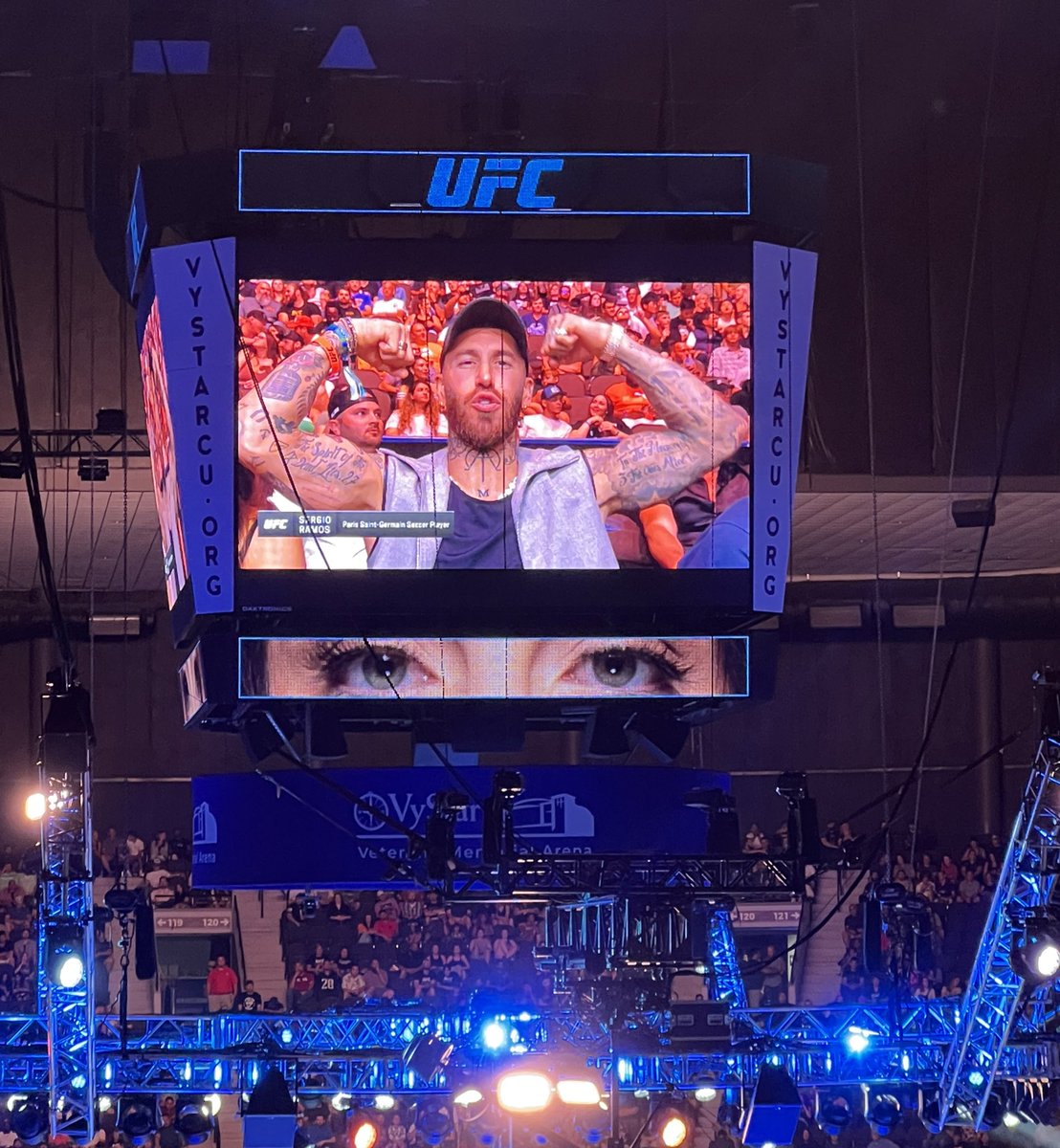 carrielynnxox's tweet image. I went to my first @UFC event yesterday. Amazing time and got to see @SergioRamos there! #UFCFightNight #UFCJacksonville
