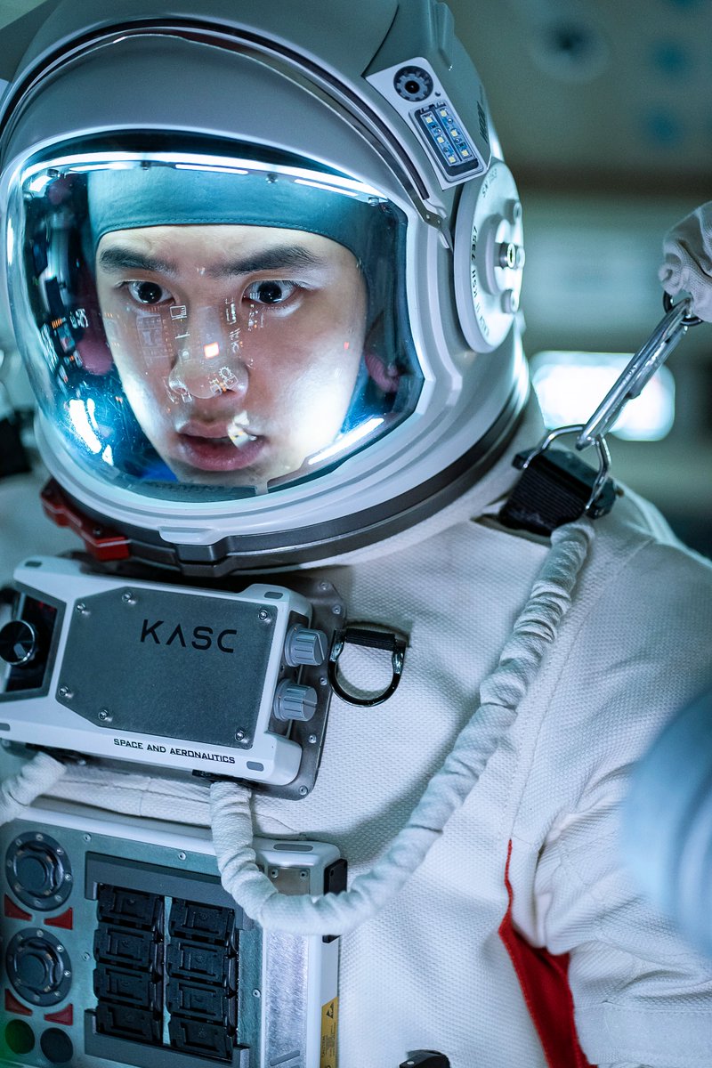 CJENMMOVIE's tweet photo. "목표는 단 하나, 무사 귀환!"

달에 홀로 고립된 우주 대원과👨‍🚀
그를 구하기 위한 대한민국 우주센터와 NASA💥

<더 문> 긴장감 MAX, 1차 보도스틸 공개!

#더문 #themoon #김용화감독 #설경구 #도경수 #김희애 #8월2일극장개봉 #영화더문 #우주생존드라마 #우주영화 https://t.co/AiTS54BDGY