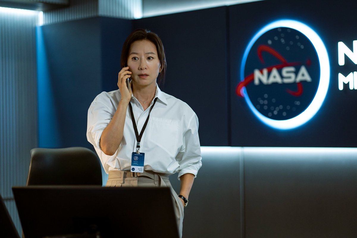 CJENMMOVIE's tweet photo. "목표는 단 하나, 무사 귀환!"

달에 홀로 고립된 우주 대원과👨‍🚀
그를 구하기 위한 대한민국 우주센터와 NASA💥

<더 문> 긴장감 MAX, 1차 보도스틸 공개!

#더문 #themoon #김용화감독 #설경구 #도경수 #김희애 #8월2일극장개봉 #영화더문 #우주생존드라마 #우주영화 https://t.co/AiTS54BDGY