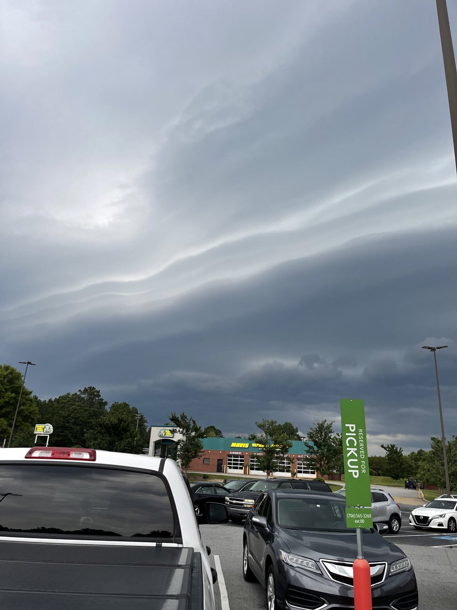 Thunderstorm approaching Columbus,GA, cool striations on the leading edge. ⁦<a href="/wtvmweather/">WTVM Storm Team 9</a>⁩ ⁦<a href="/BJeswaldWRBL/">Bob Jeswald - WRBL</a>⁩ ⁦<a href="/WRBLFirstAlert/">WRBL Weather</a>⁩