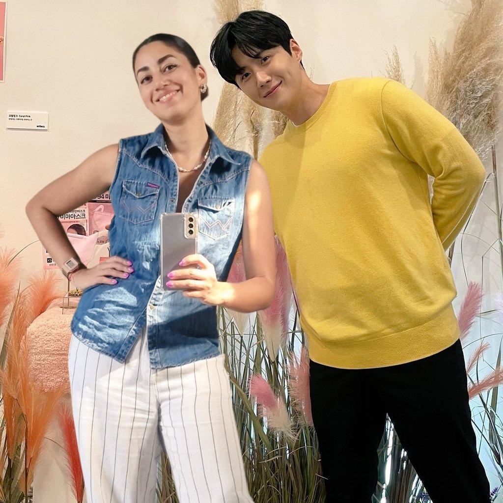 soywilmy's tweet photo. #NuevaFotoDePerfil Se hizo lo que se pudo, con Photoshop hubiese logrado algo muy real π€£π
Con mi Kim Seon Ho juntos πβ€οΈ #Wilmy #Kimseonho #canva https://t.co/bClvZPpuPT