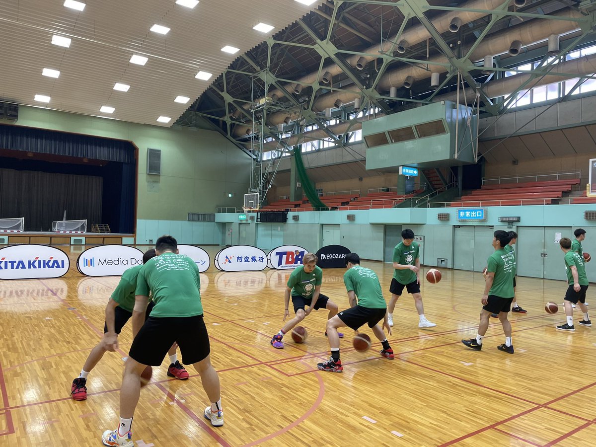 WILLfamily2010's tweet image. workout最終日
2人1組で息を合わせたドリブルトレーニング、オフハンドを使ったトレーニングと４対４の対人を行いました。
workout最終日選手のみなさんお疲れ様でした！
またコーチの方々もありがとうございました！

#ONEPROJECT
#喜多機械産業株式会社
#とくしまイル