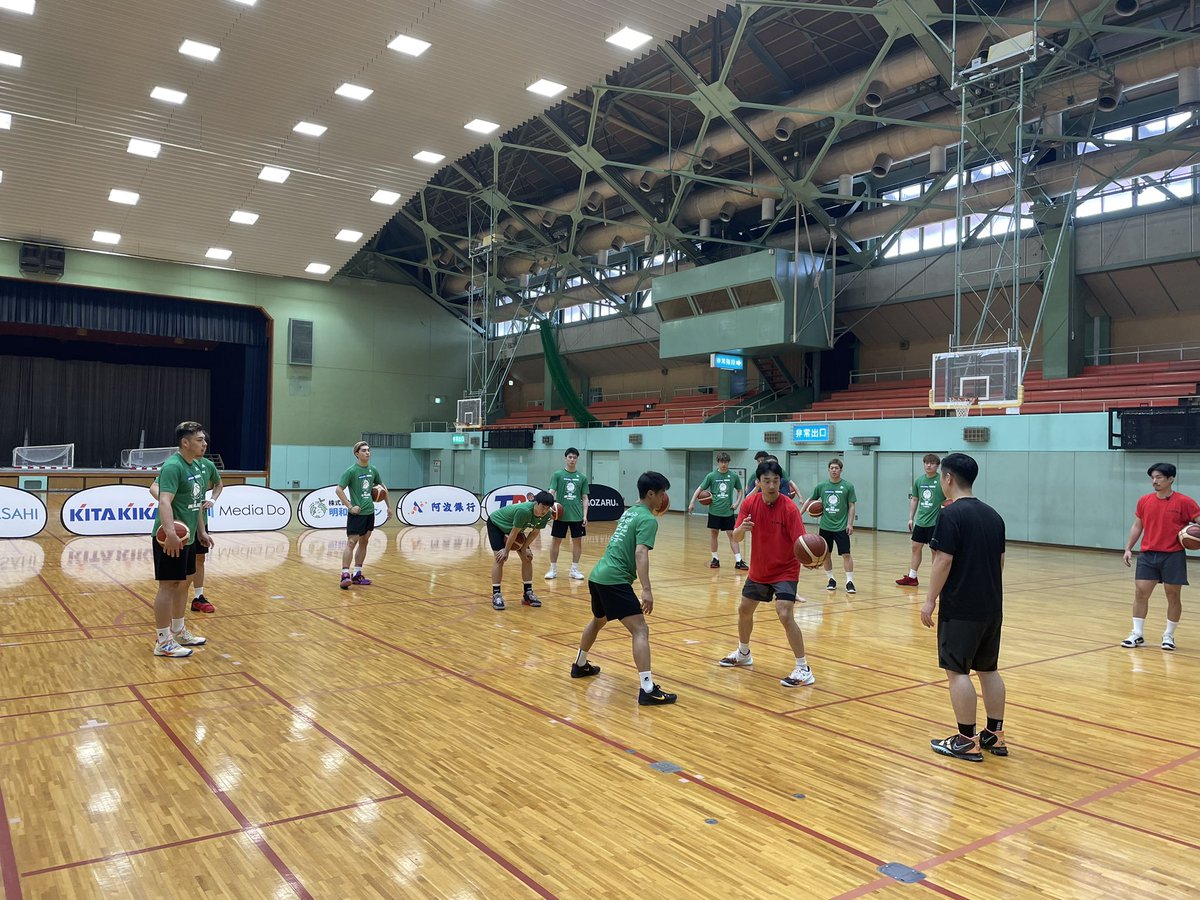 WILLfamily2010's tweet image. workout最終日
2人1組で息を合わせたドリブルトレーニング、オフハンドを使ったトレーニングと４対４の対人を行いました。
workout最終日選手のみなさんお疲れ様でした！
またコーチの方々もありがとうございました！

#ONEPROJECT
#喜多機械産業株式会社
#とくしまイル