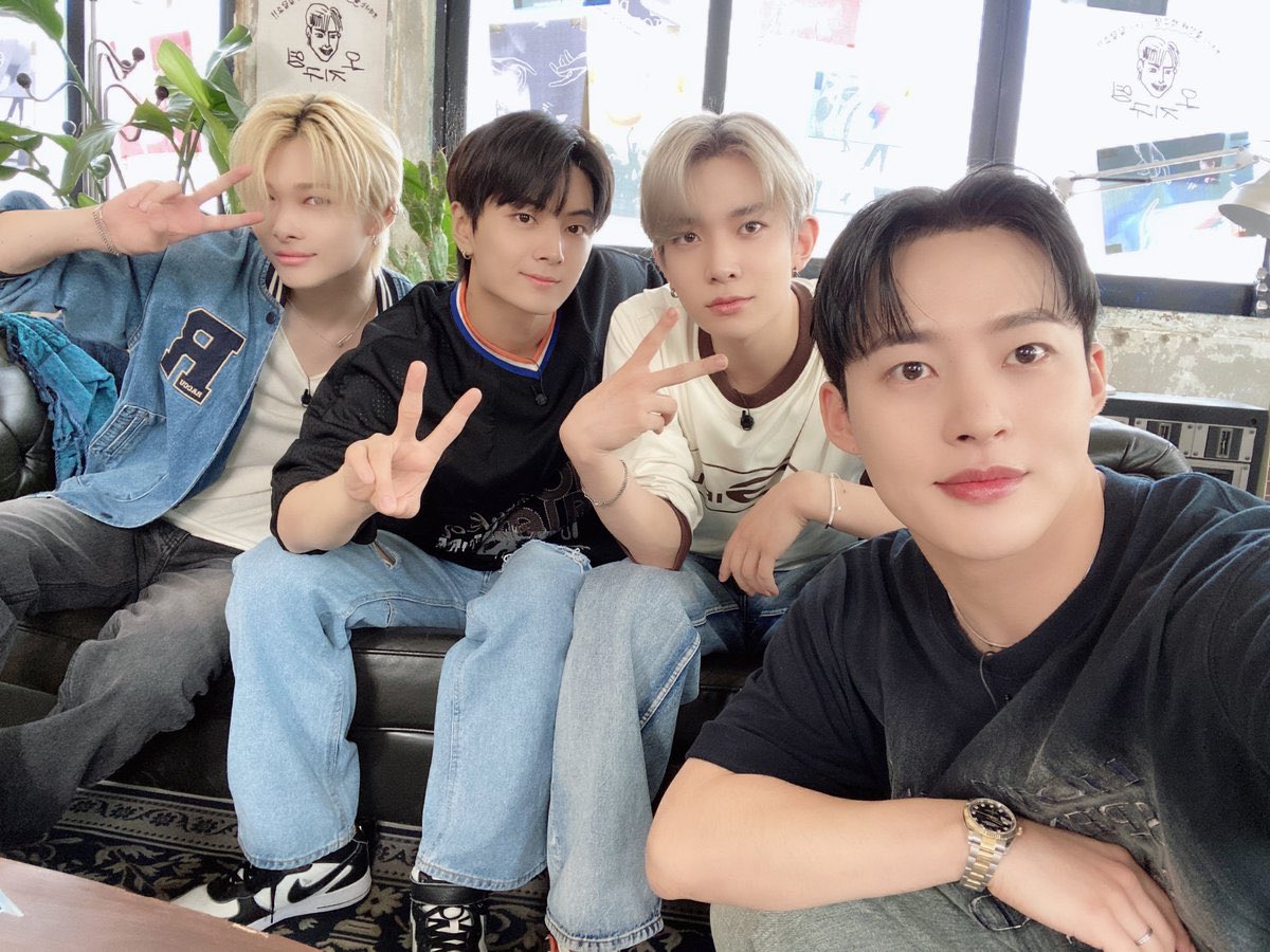 Jongveong's tweet photo. https://t.co/YaJe9h3k0l ✩ We don't need to quench our yearning about a perfect summer time in the beach hence we had it in DOPE CLUB! A wondrous moment has been created. We surfed upon a wave of crystalline jouissance as our chortles echoed beneath the dome of atelier. https://t.co/Msev8T1bdb