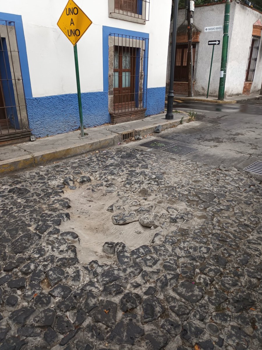esquivelgerardo's tweet photo. Estimada Alcaldesa @alfagonzalezm: hace unos pocos meses vinieron a arreglar el empedrado de la calle de Calvario en el centro de Tlalpan (esq. con Abasolo) y mire ya cómo está.  Ojalá que pudieran arreglarlo. 

@TlalpanVecinos @TlalpanAl https://t.co/6dRRrzxUbK
