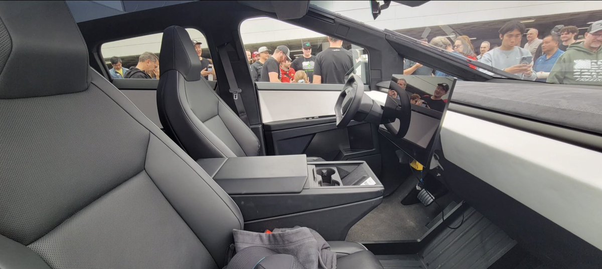greggertruck's tweet image. Best interior shots I’ve seen today. SO well done.
-Looks very spacious!
-seats appear vented
-note: the button labels appear covered
-dirty well used truck
-the roof is transparent, as expected
-no rear display!!

@elonmusk does Cybertruck have its own unique UI?