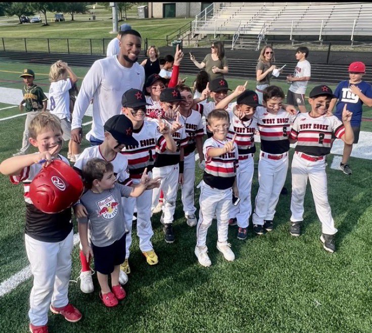 MLFootball's tweet photo. CLASS ACT: #Giants stars Daniel Jones and Saquon Barkley were throwing together tonight at a high school when they were recognized by a group of around 50 kids who showed up to play a District All-Star baseball game on an adjacent turf field that was moved due to rain, so Barkley and Jones stopped their workout session and hung out with the group for a while taking pictures, throwing passes and signing autographs for the kids 

👏👏👏

(Via @BrandonTierney and @art_stapleton)