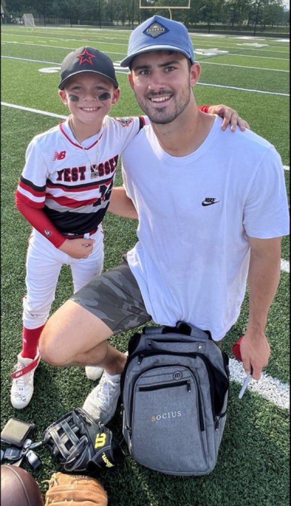 MLFootball's tweet photo. CLASS ACT: #Giants stars Daniel Jones and Saquon Barkley were throwing together tonight at a high school when they were recognized by a group of around 50 kids who showed up to play a District All-Star baseball game on an adjacent turf field that was moved due to rain, so Barkley and Jones stopped their workout session and hung out with the group for a while taking pictures, throwing passes and signing autographs for the kids 

👏👏👏

(Via @BrandonTierney and @art_stapleton)