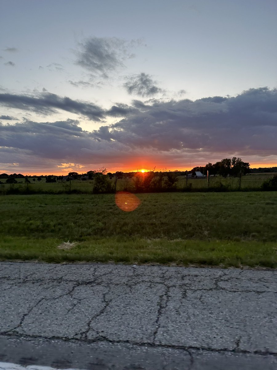 DrShelliAllen's tweet photo. Heading into this week feeling the stress of courses overlapping. Term 1 has two weeks left and term two starts this week. Normally this would be fine, but the work load in term one has been super heavy. Keeping my head down until I can come up for air. Picture is from last Sun. https://t.co/H2q4BXvBF4