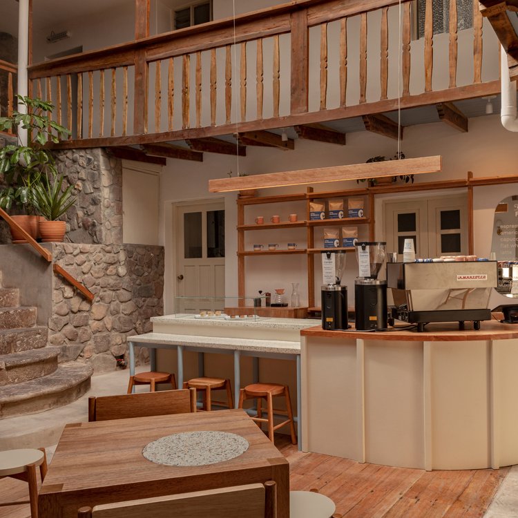 cafelabpe's tweet photo. Siguen las buenas noticias para el #caféperuano☕️🇵🇪 Florencia y Fortunata, una cafetería de #Cusco que funciona en una casona colonial de la Ciudad Imperial, ha ganado el premio Coffee Design Award 2023 que otorga la @SpecialtyCoffee al mejor diseño de espacios a nivel mundial. https://t.co/QHDXg5CV85