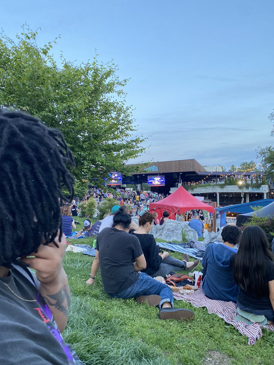 bunnieschu's tweet photo. Get me outta MD bruv. Too many ppl on the lawn, can’t even see the stage 🥲 after 6 hours of driving with a shit ton of traffic. Only upside is #thecure sounds amazing…just wish I could see them 😭 https://t.co/pTJgZr2r6D