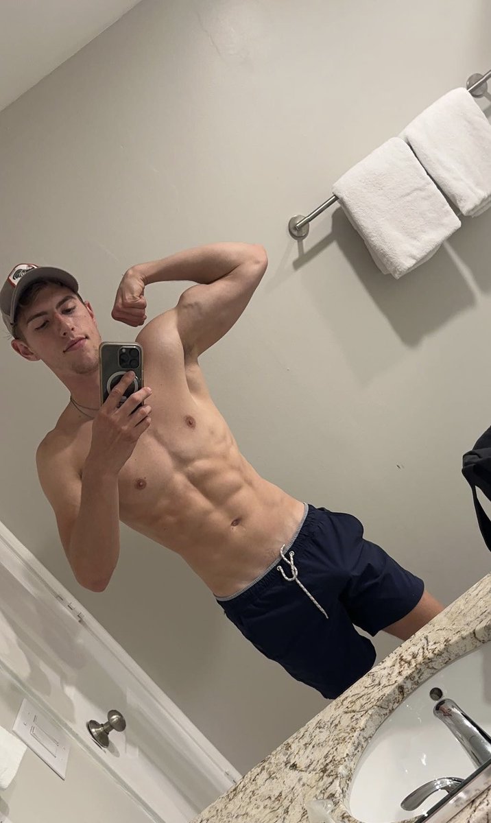 Dylan Kingswood on Twitter: "The twunk 👉🏼 The cock 🐓"