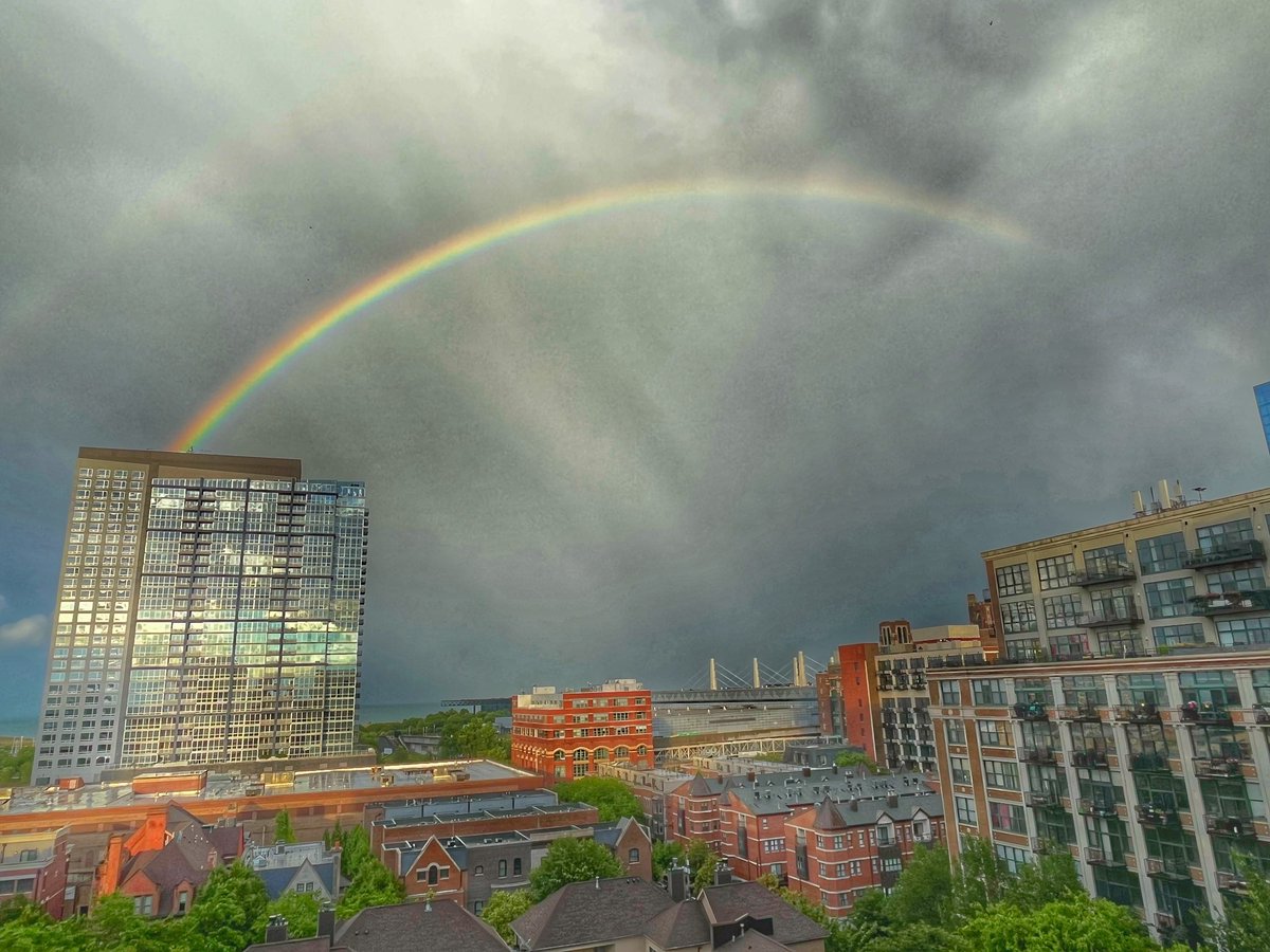 DavidKahn1009's tweet photo. @TracyButlerABC7 Wow…post quick shower rainbow…..South Loop…..#ABC7Chicago https://t.co/rGj4rNk0Dx