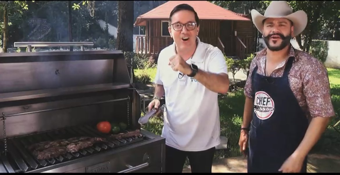 Si te queda buena la carne mi <a href="/Antonio_Nelli/">Antonio Nelli</a> viendo el partido de Mexico #DeRegiosParaRegios <a href="/TUDNMEX/">TUDN MEX</a> <a href="/elcompitv/">Alberto Sandoval</a>
