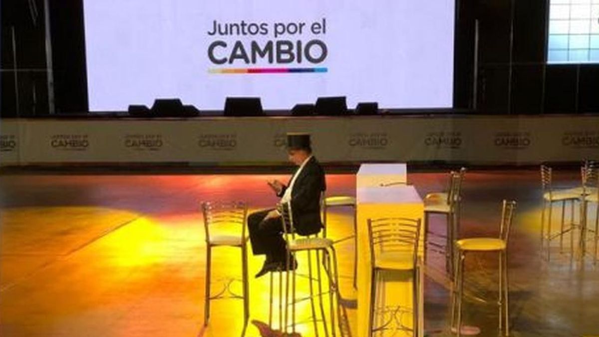 mauro976mdq's tweet photo. Mientras tanto Córdoba, en el búnker de Luis Juez se repite la misma imagen 
Y Bullrich ?
Y los globos ?
Contate un chiste y mandalos a dormir https://t.co/pgCa4RovmF