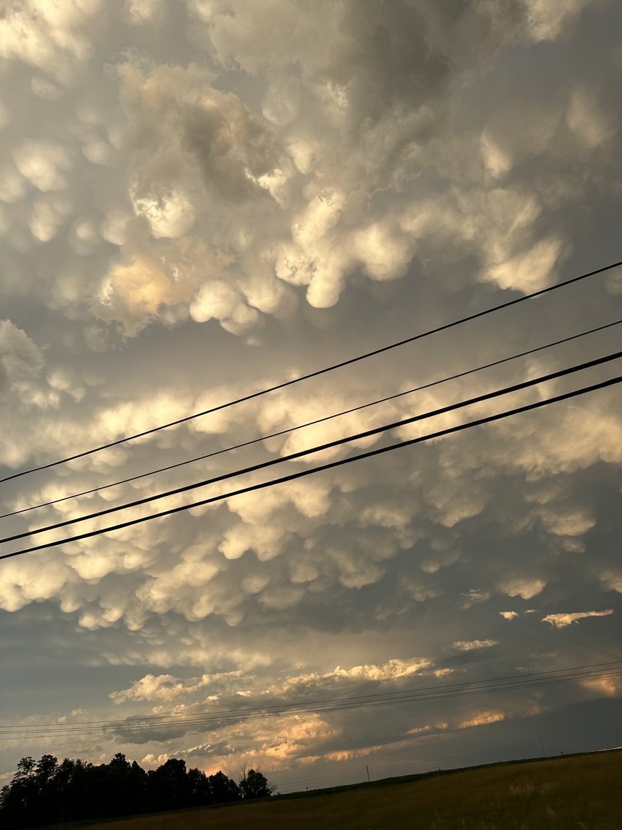 JBecca_'s tweet photo. SICK #MAMMATUSCLOUDS #weather https://t.co/qkuy8tIAer