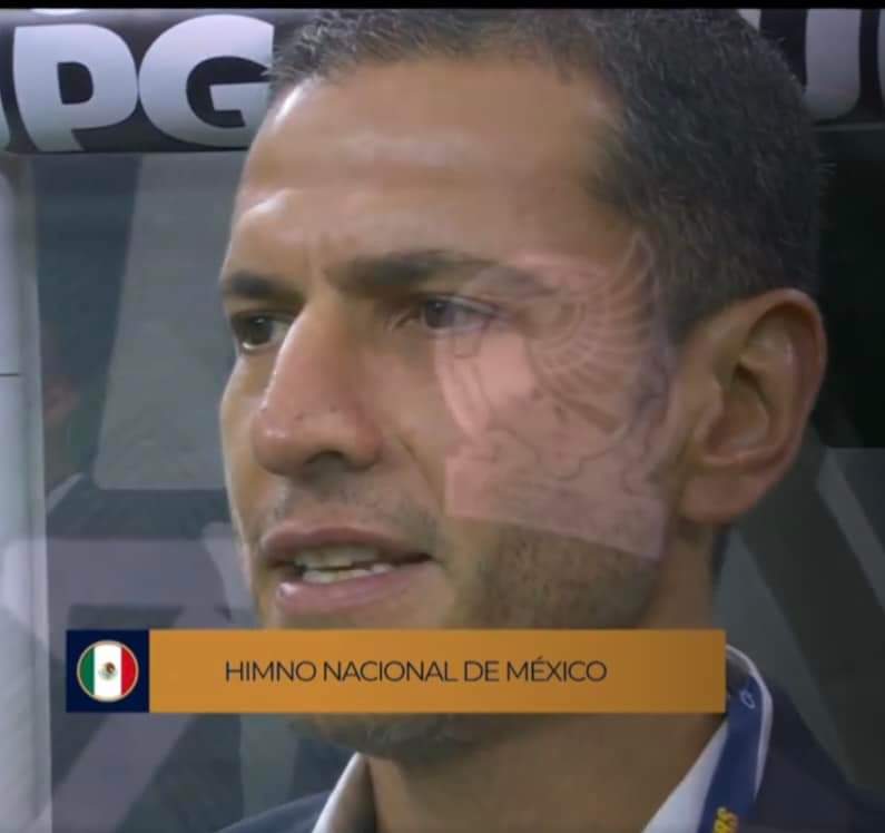 8 AÑOS TUVIERON QUE PASAR PARA VOLVER A VER ESTA IMAGEN: Un entrenador de la selección mexicana cantando el himno nacional con nosotros 💚.