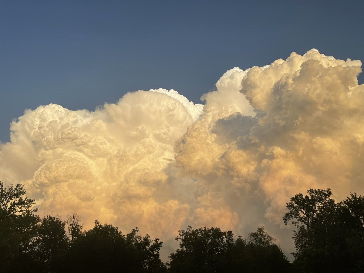 HOB53's tweet photo. USI area looking south. Beautiful!!  @tristatewx1 https://t.co/w8RFYBHfNd