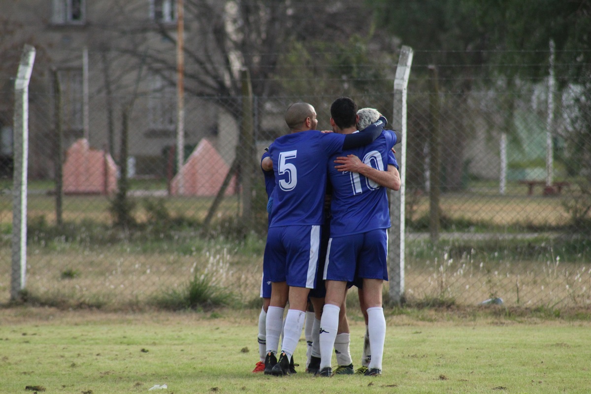 datoposta1's tweet image. Este fin de semana se completaron los cruces de los Cuartos de Final de la Zona Campeonato de la Liga Mercedina de Fútbol. En Marcos Paz y Suipacha hubo acción con dos encuentros donde se definieron los semifinalistas. #Colón #ElFronton #Juventud

datoposta.com/el-fronton-y-v…