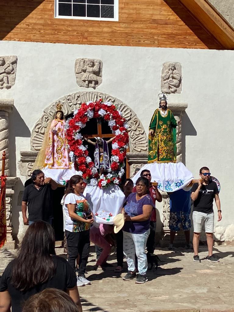 Hoy participamos de la misa procesión de la octava del “Señor de Laonzana”, acompañando a su comunidad.Donde se celebra el descenso del Espíritu Santo y el inicio de la actividad de la Iglesia.Una linda fiesta donde los devotos y fieles cumplen sus mandas y renuevan sus promesas