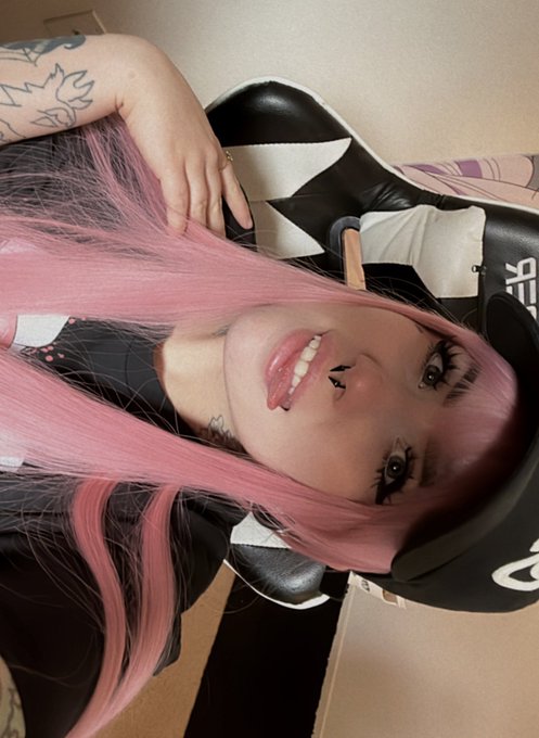 I&rsquo;m in love with this color, I&rsquo;m about to risk it all 🫣✨ #cosplaypinkhair #sundayvibes https://t.co/<a href="/tag/sundayvibes"class="tags"><span>#sundayvibes</span></a><a href="/tag/cosplaypinkhair"class="tags"><span>#cosplaypinkhair</span></a>