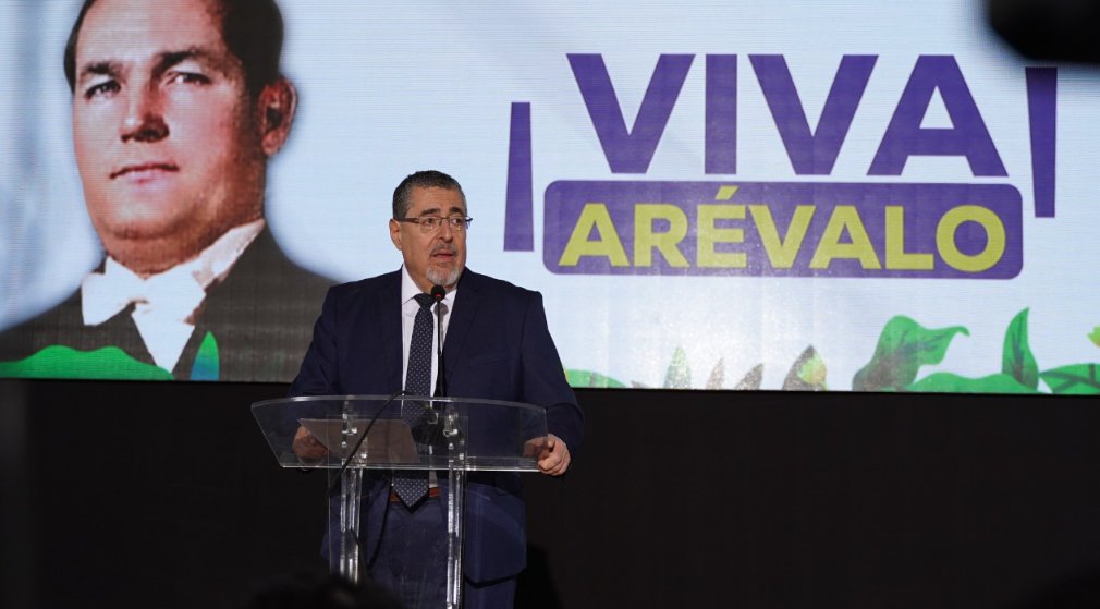 FEscrutinio's tweet photo. #Guatemala 🇬🇹 - SORPRESA TOTAL

Bernardo Arévalo, hijo del expresidente revolucionario Juan José Arévalo y candidato del partido socialdemócrata y progresista Semilla, encabeza los primeros cómputos en Guatemala. Sería un golpe fatal al gobierno guatemalteco.
#Elecciones2023 https://t.co/MjWuC6tOAF