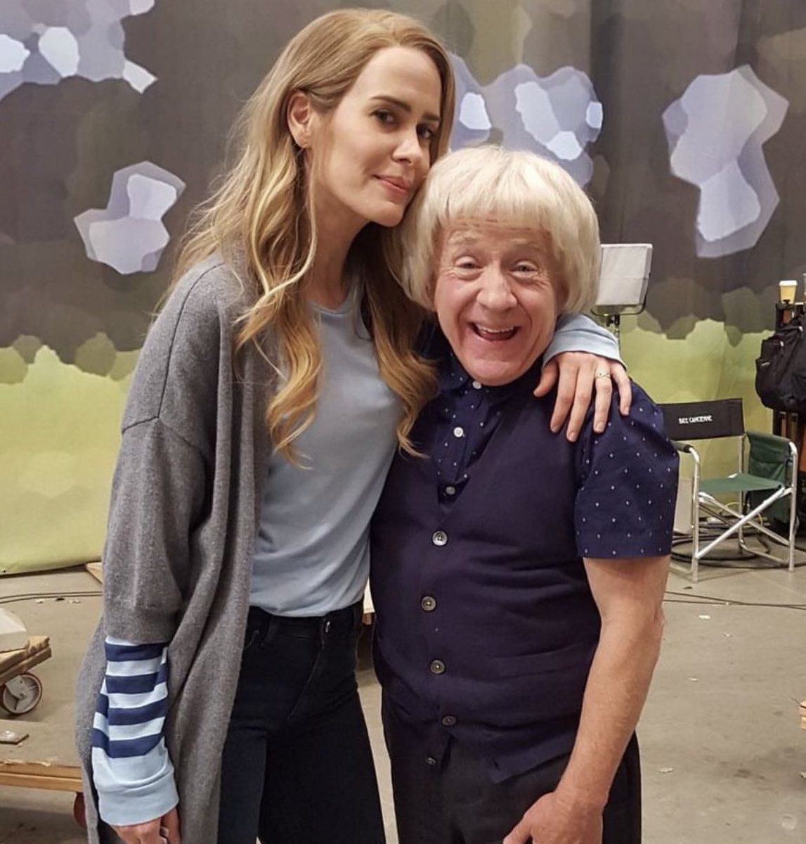 New Behind The Scenes photo of the late Leslie Jordan and Sarah Paulson on the set of AHS: Roanoke.

#AHS #AmericanHorrorStory https://t.co/8L3pxAF7ZW