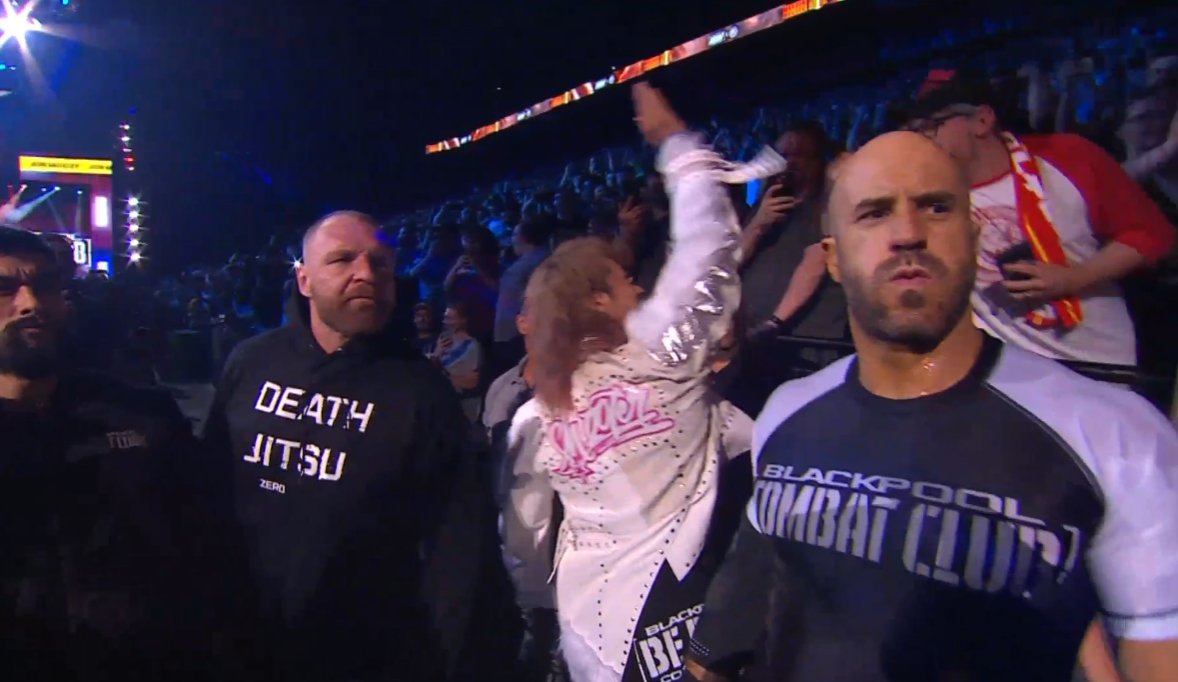 Jon Moxley trazendo a sua família #ForbiddenDoor