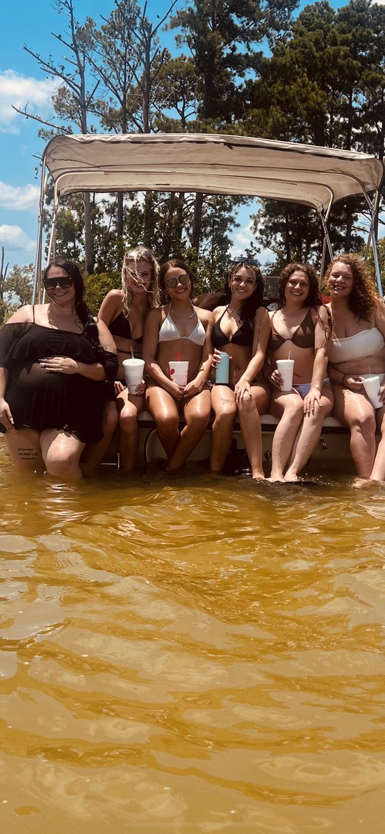 rosmjuliet's tweet image. jameson’s fine ass aunties 😛😛