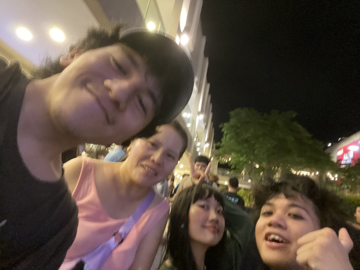 avant_gard3ner's tweet photo. hindi na survive ng nanay ko ang zild benitez stage dive https://t.co/Nwktqg8nu3
