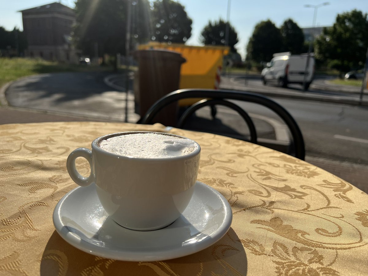 I’m 1hr early for meeting a Client and I’m sat at a bar where I’m having a #firstcoffeeoftheday that definitely fall into the worst top 5 

The awesome view oh the dumpster is not actually helping 😂

Yeah, full Monday mode is on

Have a great day you all